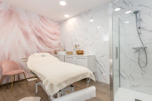 Installation d'une douche et d'un évier dans un salon de coiffure à Plabennec Installation d'une douche et d'un évier dans un salon de coiffure à Plabennec